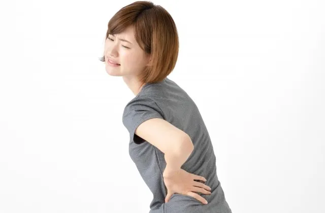 腰痛が重症化するとどんな症状が出る？腰以外にも現れる症状とは？
